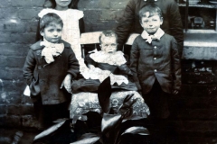 right_to_left_charles_wilfred_sarah_willie_steve_and_harold_baby_albert_st_goole_circa_1905_sm